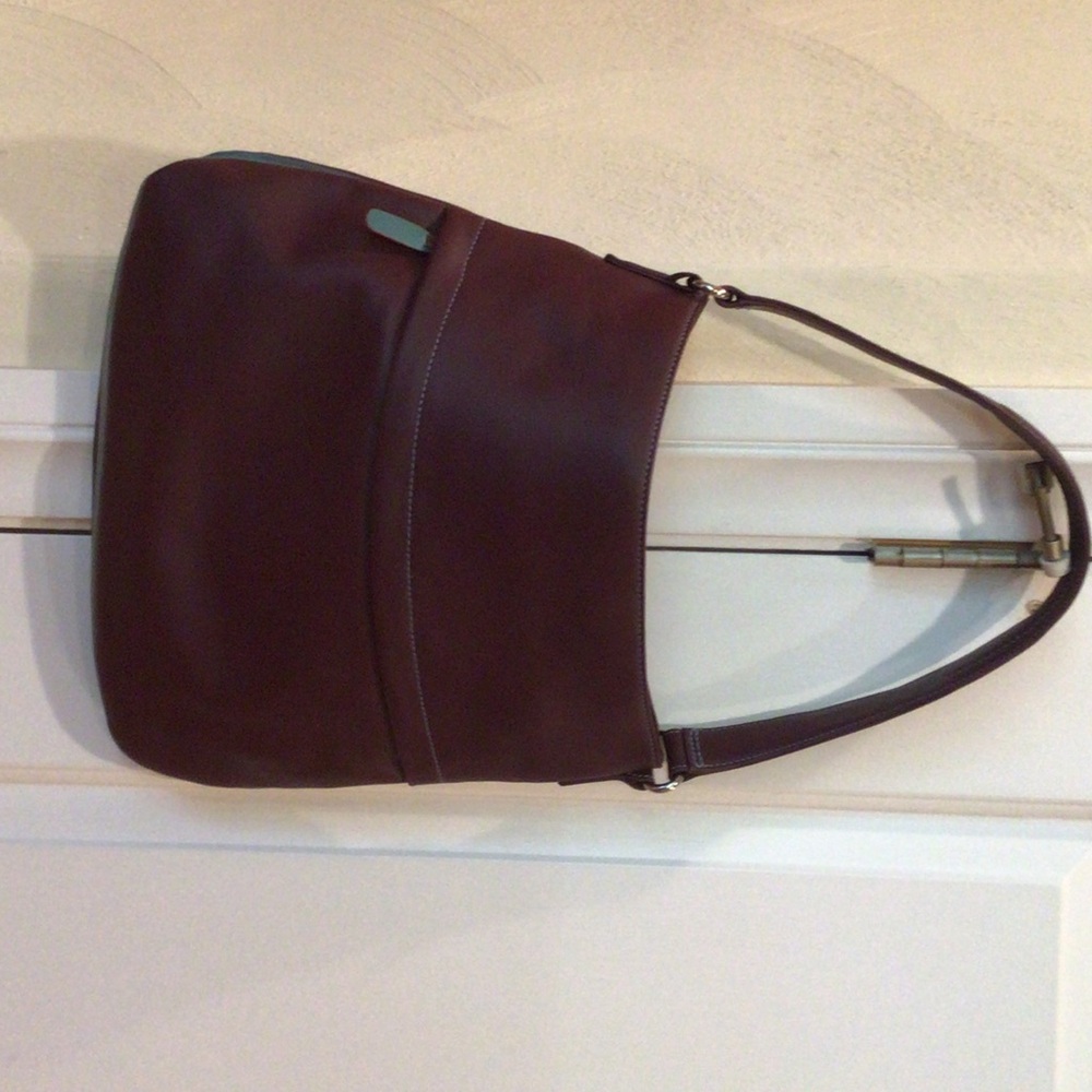 Women's Leather Shoulder Bag in Burgundy
